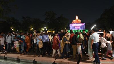 Visitors at India Gate on Saturday evening. (Arvind Yadav/HT Photo)