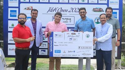 Chandigarh golfer Yuvraj Singh Sandhu accepting his J&K Open trophy winners’ cheque. (HT Photo)
