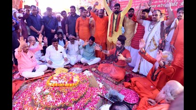 Seers along with Pragatisheel Samajwadi Party (Lohiya) leader Shivpal Singh Yadav and others paying tribute to former ABAP president Narendra Giri in Prayagraj on Saturday. (HT photo) Seers along with Pragatisheel Samajwadi Party (Lohiya) leader Shivpal Singh Yadav and others paying tribute to former ABAP president Narendra Giri in Prayagraj on Saturday. (HT photo)