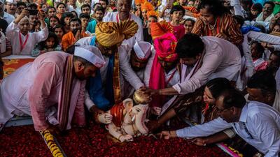 Immersion of Kasba Ganpati in artificial tank in Pune, on Friday. PMC spends Rs1.5 crore on mobile Ganesh immersion tanks and, as expected, it got few takers. (SHANKAR NARAYAN/HT)