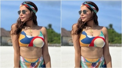 Aamna wore a head gear of the same print and looked absolutely ravishing in a gold chain with the pendant of the initial of her name. (Instagram/@aamnasharifofficial)