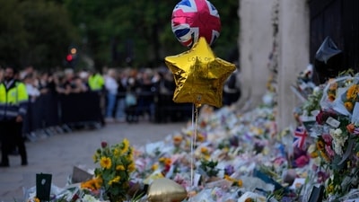 Queen Elizabeth II Passes Away: Flowers and balloons for Queen Elizabeth II are placed at the gates outside Buckingham Palace, in London. (AP) Queen Elizabeth II Passes Away: Flowers and balloons for Queen Elizabeth II are placed at the gates outside Buckingham Palace, in London. (AP)