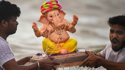 Mumbai: Devotees immerse an idol of Lord Ganesh during 'Gauri Ganpati Visarjan', in Mumbai, Monday, Sept. 5, 2022. (PTI) Mumbai: Devotees immerse an idol of Lord Ganesh during 'Gauri Ganpati Visarjan', in Mumbai, Monday, Sept. 5, 2022. (PTI)