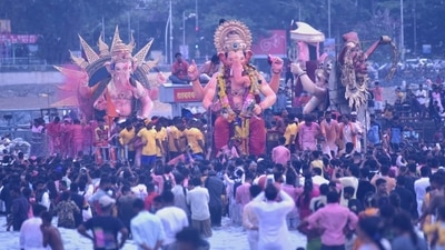 Ganesh idols including the Lalbaugcha Raja idol were brought to Mumbai's Girgaon Chowpatty for the visarjan. (HT Photos by Pratik Chorge) Ganesh idols including the Lalbaugcha Raja idol were brought to Mumbai's Girgaon Chowpatty for the visarjan. (HT Photos by Pratik Chorge)