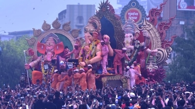 Crowd seen capturing Lalbaugcha Raja Ganesh idol as it was being carried for the immersion. (HT Photos by Pratik Chorge) Crowd seen capturing Lalbaugcha Raja Ganesh idol as it was being carried for the immersion. (HT Photos by Pratik Chorge)