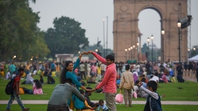 People playing, clicking photos at the Central Vista Avenue (Sanchit Khanna/Hindustan Times)
