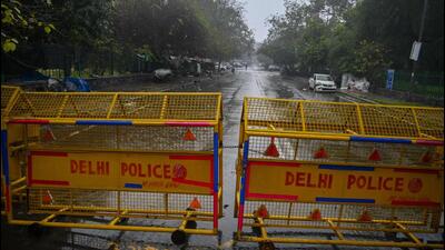 TOPSHOT - A Delhi police barrier blocks a street during a Delhi state-wide weekend curfew imposed by the authorities to curb the spreading of the Covid-19 coronavirus in New Delhi on January 8, 2022. (Photo by Prakash SINGH / AFP) (AFP) TOPSHOT - A Delhi police barrier blocks a street during a Delhi state-wide weekend curfew imposed by the authorities to curb the spreading of the Covid-19 coronavirus in New Delhi on January 8, 2022. (Photo by Prakash SINGH / AFP) (AFP)