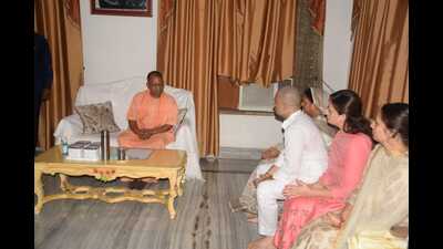 U.P. CM Yogi Adityanath meeting the kin of deceased BJP MLA Arvind Giri in Gola town on Saturday. (HT photo)