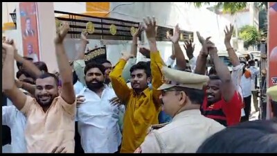 The BJP MLC’s supporters protesting outside former minister Shri Prakash Rai ‘s house. (HT)
