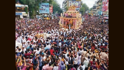 Thousands of devotees lined the streets to get a final glimpse of Dagdusheth Ganpati and to enjoy the spectacle during visarjan. (HT PHOTO) Thousands of devotees lined the streets to get a final glimpse of Dagdusheth Ganpati and to enjoy the spectacle during visarjan. (HT PHOTO)