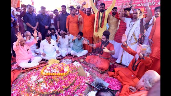 Seers along with Pragatisheel Samajwadi Party (Lohiya) leader Shivpal Singh Yadav and others paying tribute to former ABAP president Narendra Giri in Prayagraj on Saturday. (HT photo)