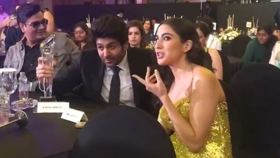 Kartik Aaryan and Sara Ali Khan in conversation &nbsp;at the OTTplay Awards 2022.