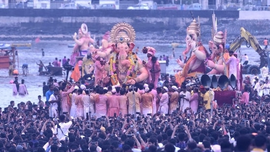 Devotees seen chanting and offereing prayers while being taken for the immersion.(HT photos by Pratik Chorge)