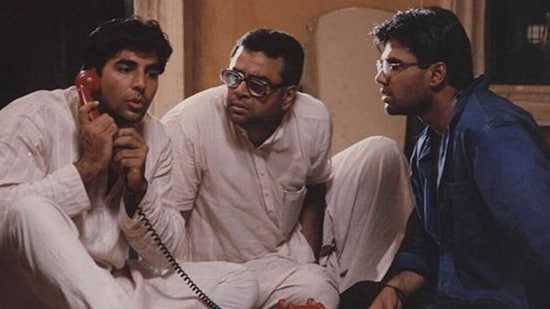 Akshay Kumar, Paresh Rawal and Suniel Shetty in a still from Hera Pheri.&nbsp;
