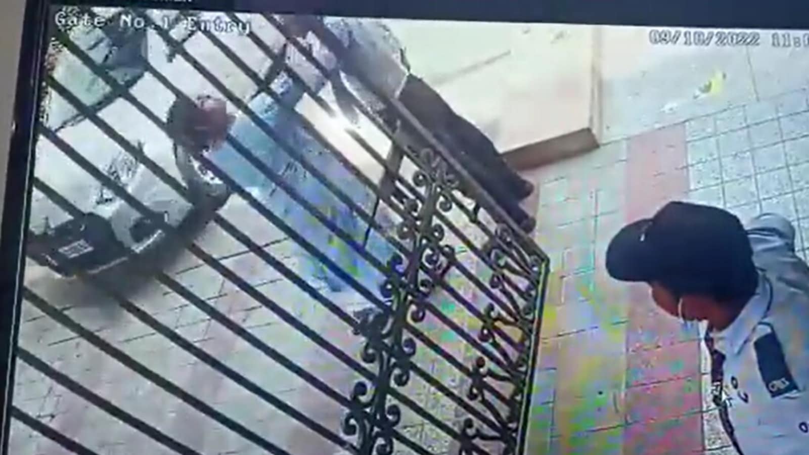 कैमरे में कैद: नोएडा के एक और गगनचुंबी निवासी ने सुरक्षा गार्ड को थप्पड़ मारा