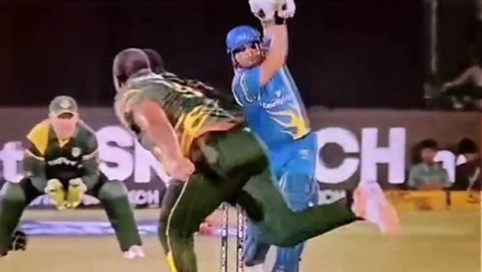 Watch Sachins breathtaking over-the-top shot gave fans 1996 vibe Cricket