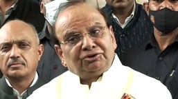 (फाइल) विनय कुमार सक्सेना मीडिया से बात करते हुए। (फाइल) विनय कुमार सक्सेना मीडिया से बात करते हुए।