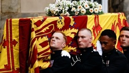 Carregadores de caixão carregam o caixão da rainha Elizabeth da Grã-Bretanha enquanto o carro funerário chega ao Palácio de Holyroodhouse em Edimburgo, Escócia, Grã-Bretanha,