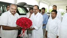 HD Kumaraswamy met Telangana chief minister Kalvakuntla Chandrasekhar Rao at his residence in Hyderabad.&nbsp;