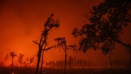 Novo incêndio florestal se espalhando nas montanhas do centro da Califórnia