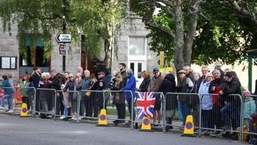 Milhares se reúnem nas ruas da Escócia enquanto caixão da rainha deixa Balmoral