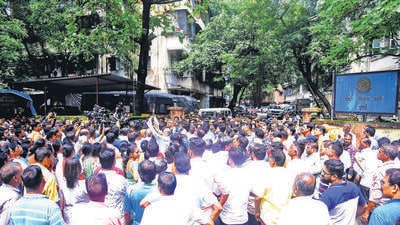 Mumbai, India - Sep 11, 2022 : Huge crowded shivsinik outside Dadar police station due to Uddhav’s supporters ‘clash’ with CM Shinde’s followers at Dadar, in Mumbai, India, on Sunday, Sep 11, 2022. (Photo by Vijay Bate/HT Photo) Mumbai, India - Sep 11, 2022 : Huge crowded shivsinik outside Dadar police station due to Uddhav’s supporters ‘clash’ with CM Shinde’s followers at Dadar, in Mumbai, India, on Sunday, Sep 11, 2022. (Photo by Vijay Bate/HT Photo)