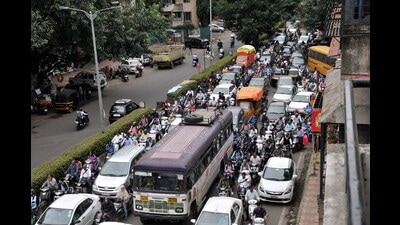 The Pune Municipal Corporation (PMC) project department will be constructing a 30 metre wide bridge over the Mutha river connecting Suncity road to Karvenagar to ease the traffic on Sinhgad road. (HT FILE PHOTO)