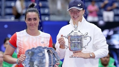 Ons Jabeur of Tunisia holds the runner-up trophy alongside Iga Swiatek of Poland who celebrates with the championship trophy after winning their Women's Singles Final match on Day Thirteen of the 2022 US Open. (AFP) Ons Jabeur of Tunisia holds the runner-up trophy alongside Iga Swiatek of Poland who celebrates with the championship trophy after winning their Women's Singles Final match on Day Thirteen of the 2022 US Open. (AFP)