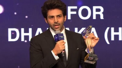 Kartik Aaryan receives the award for Best Actor Male - Popular (Film) for Dhamaka. 