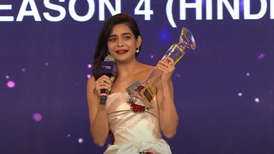 Mithila Palkar with the trophy for Best Onscreen Couple on OTT won by her and Dhruv Sehgal for Little Things. 