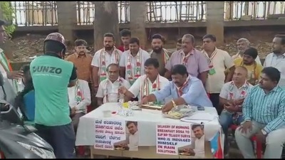 Congress workers have ordered 10 Dosas and sent it through a doorstep delivery app to the office of the MP (Screengrab from Twitter video)