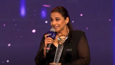 Vidya Balan with the award for Best Actor Female - Jury (Film) for Jalsa. 