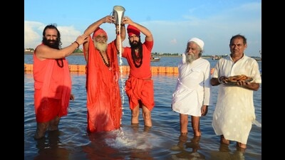 Mahant Hari Giri leading saints in offering prayers at Sangam on Sunday. (HT) Mahant Hari Giri leading saints in offering prayers at Sangam on Sunday. (HT)