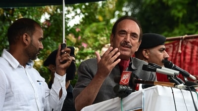 Former Congress leader Ghulam Nabi Azad during a public meeting in Baramulla, Jammu and Kashmir on Sunday. (Waseem Andrabi / HT Photo)