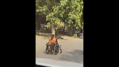 The image shows a Swiggy delivery agent riding a motorised wheelchair to deliver food. (Twitter/@SwatiJaiHind) The image shows a Swiggy delivery agent riding a motorised wheelchair to deliver food. (Twitter/@SwatiJaiHind)