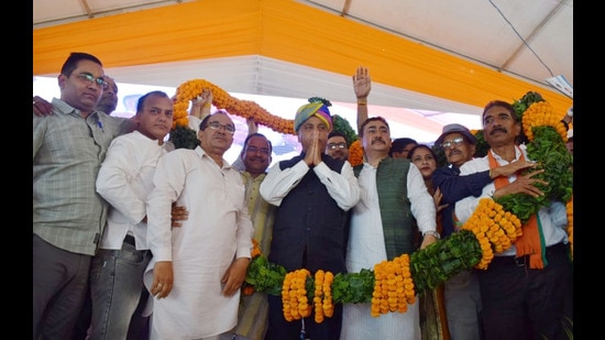 Chief minister Jai Ram Thakur being felicitated during a public meeting at Dehan Mela Ground in Sulah Vidhan Sabha, in Kangra, on Sunday. (HT Photo)