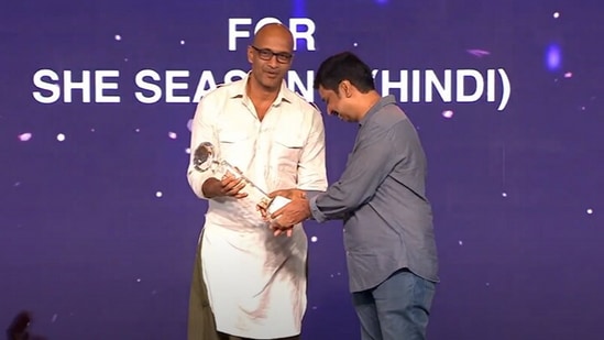 Kishore receiving Best Actor in a Negative Role (Series) for She 2.