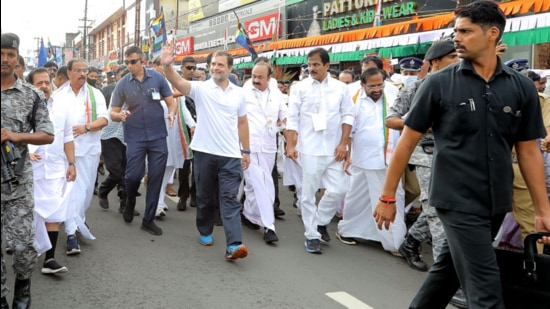 Thousands Congress workers assembled at Parasala on Kerala-Tamil Nadu border to receive the Jodo Yatra on Sunday. (HT Photo/Vivek R Nair)