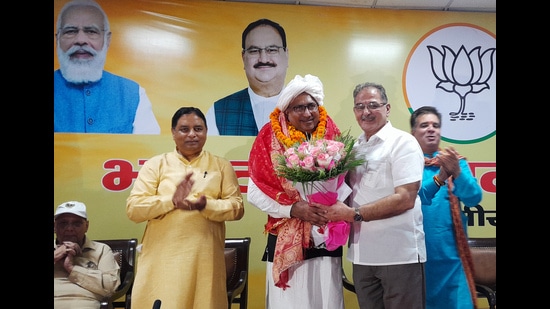 Bharatiya Janata Party (BJP) leader Gulam Ali being felicitated by party members after he got nominated to Rajya Sabha by President Droupadi Murmu at party headquarters in Jammu on Sunday. (ANI)