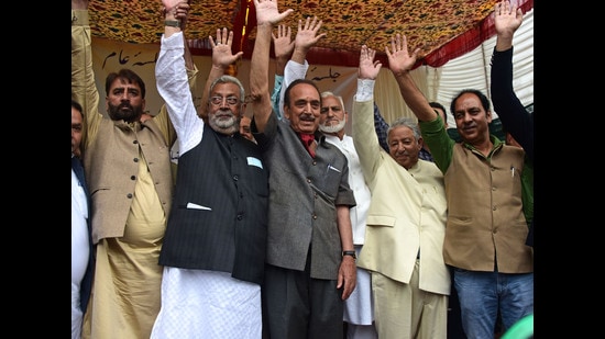 Former congress leader Ghulam Nabi Azad and other leaders during public meeting in Baramulla in north Kashmir on Saturday. (Waseem Andrabi/HT)