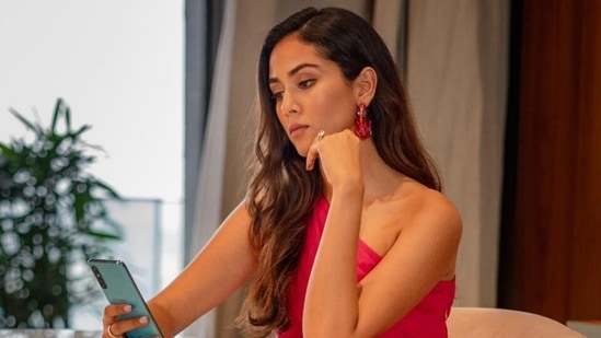 Mira Rajput in an elegant one-shoulder hot pink dress is all about displaying the oomph factor&nbsp;(Instagram)
