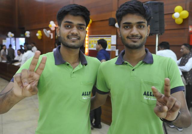 Twins brothers Somya Bansal and Soumil Bansal scored AIR 92 and AIR 69, respectively. (Keshav Singh/HT) Twins brothers Somya Bansal and Soumil Bansal scored AIR 92 and AIR 69, respectively. (Keshav Singh/HT)