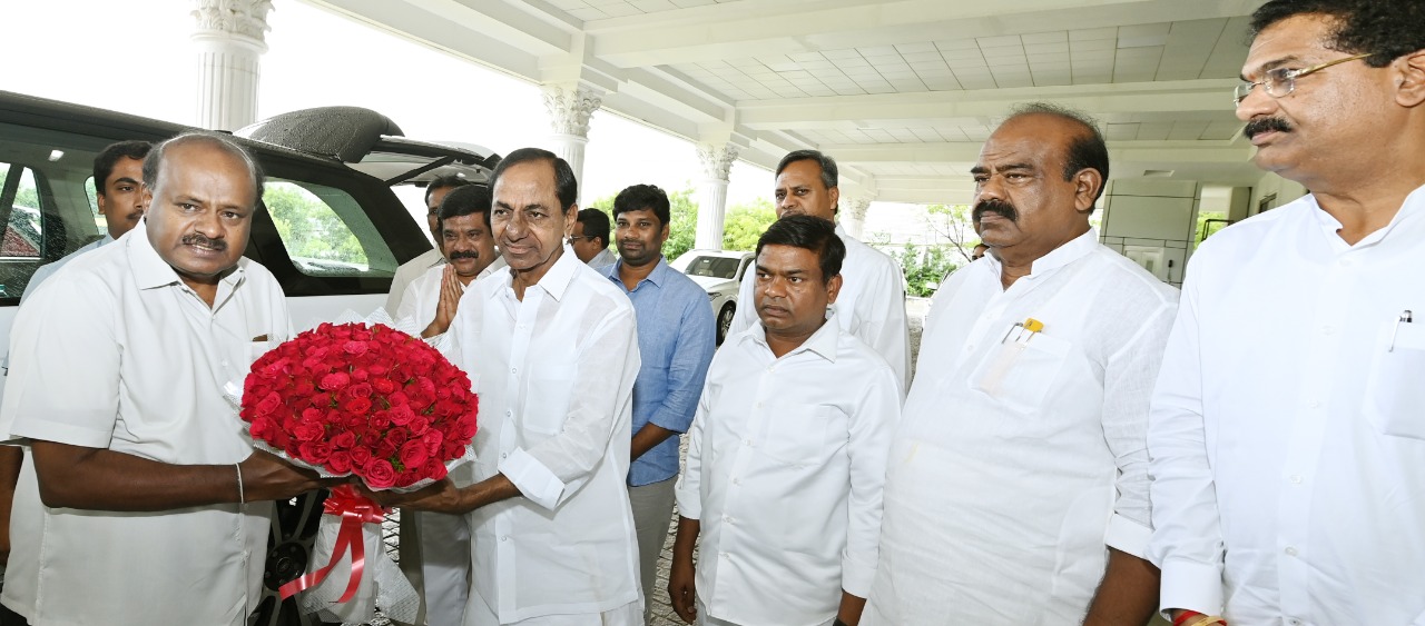 HD Kumaraswamy met Telangana chief minister Kalvakuntla Chandrasekhar Rao. HD Kumaraswamy met Telangana chief minister Kalvakuntla Chandrasekhar Rao. 