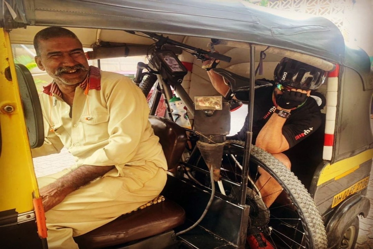 Farhan Akhtar was forced to take an auto ride in Mumbai after his bicycle's tyre got punctured. Farhan Akhtar was forced to take an auto ride in Mumbai after his bicycle's tyre got punctured.