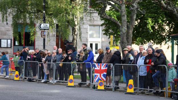 Thousands gather on streets to pay respects as Queen's coffin leaves Balmoral (Reuters) Thousands gather on streets to pay respects as Queen's coffin leaves Balmoral (Reuters)