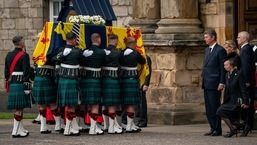 A princesa real faz uma reverência ao caixão da rainha Elizabeth II, coberto com o Royal Standard of Scotland, quando chega a Holyroodhouse.