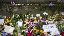 Homenagens deixadas à falecida Rainha Elizabeth II do lado de fora do Palácio de Holyroodhouse em Edimburgo, Escócia. 