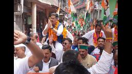 हिमाचल प्रदेश कांग्रेस नेता विक्रमादित्य सिंह सोमवार को मंडी जिले के करसोग में चुनावी राज्य में बेरोजगारी के विरोध में पार्टी की रैली का नेतृत्व कर रहे हैं।  (एचटी फोटो)