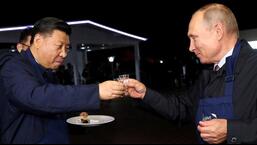 O presidente russo Vladimir Putin (à direita) e o presidente chinês Xi Jinping brindam durante uma visita à exposição da Far East Street à margem do Fórum Econômico do Leste em Vladivostok, Rússia, em 11 de setembro de 2018. (REUTERS)