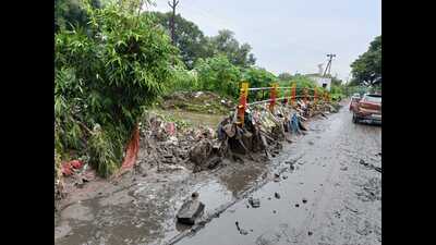 Bridge over Bhairoba nullah dangerous during rains. (HT PHOTO) Bridge over Bhairoba nullah dangerous during rains. (HT PHOTO)